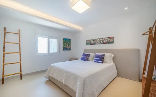 Bz77 Beachfront house with 4 suites!