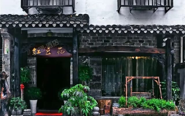 Butterfly Loves Flower Inn