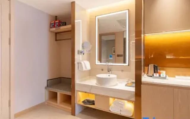 Vienna International Hotel (Huoyanshan Road, Grape Valley, Turpan)