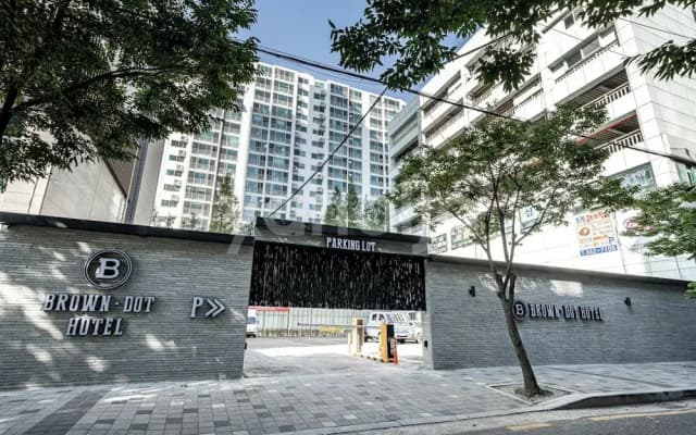Brown-Dot Hotel