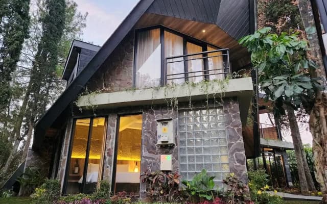 Villa 4-BR Klub Bunga No. 4 Batu Malang