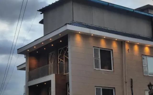 Luxury Inn by Stotrak Hotels