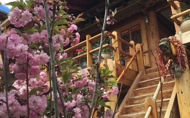 Tibetan-style Courtyard Hotel