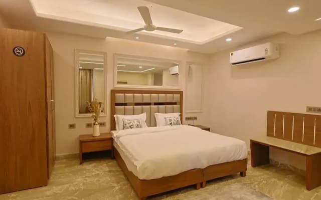 FlxHo Horizon ONE - Luxury Hotel & Residences Golf Course Road, 2 Min from 42-43 Metro Station