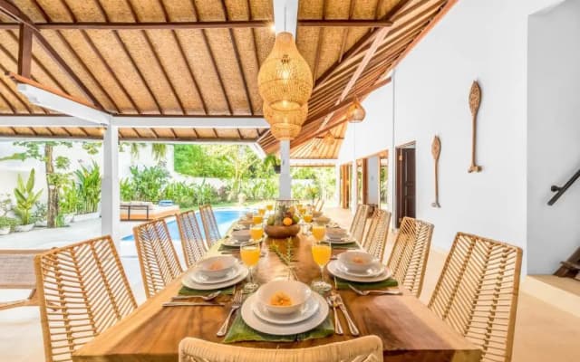 Villa Barcelona - Private 5 BDR Villa in Seminyak, Best Location, large Pool & Garden