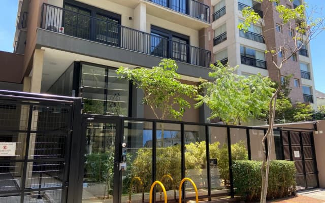 85 New studio w balcony, fast wifi and movie screen!