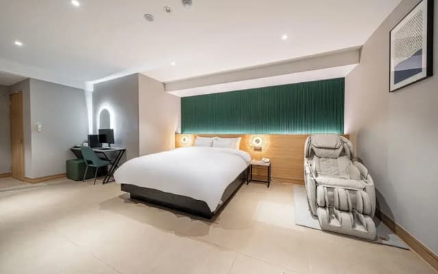 TheWall Hotel