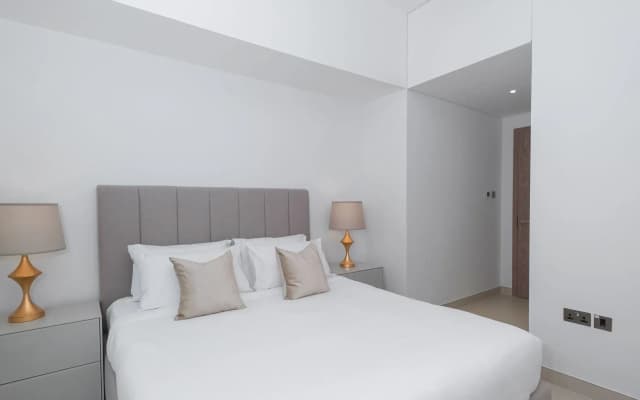 LUX - Contemporary Suite with Full Marina View 5