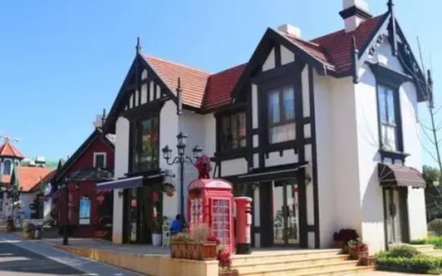 Fuxian Lake Yijing Homestay (Chengjiang Sunshan Town Square)