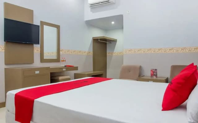 RedDoorz near Goa Panggung