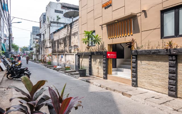 RedDoorz Plus near Hayam Wuruk 2