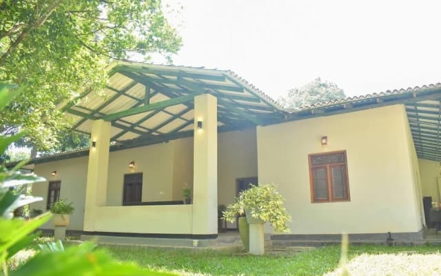 Charming & Historical 3-bed Bungalow in Hikkaduwa