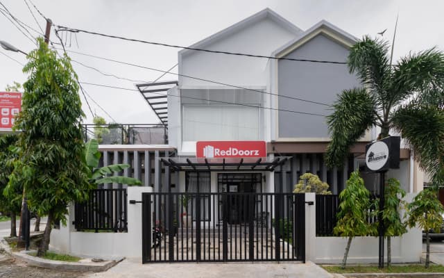 RedDoorz Syariah at Jalan Andalas Padang