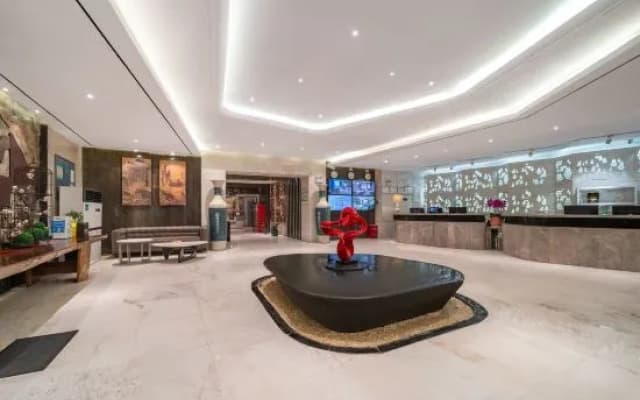 Boya Crystal Hotel (Zhumadian High Speed Rail Station Store)