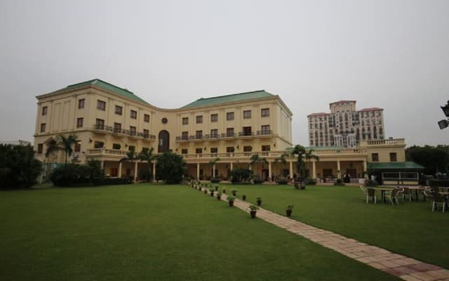 DLF Club 4