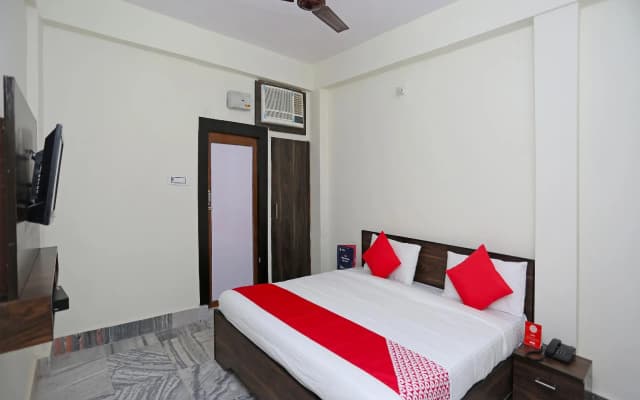 OYO Flagship 18363 New Shanti Hotel