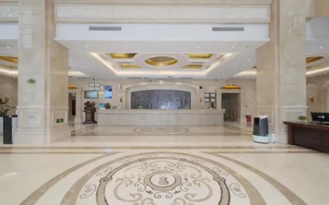 Vienna International Hotel (Xinyang Municipal Government Railway Station)
