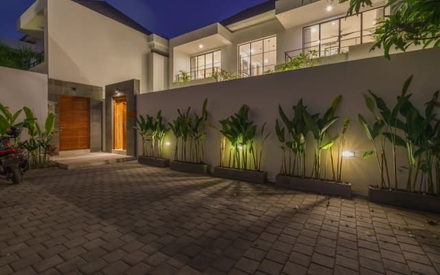 Puri Senang - Modern 4BR Pool Villa · Central Berawa · 6 min to Beach & Finns