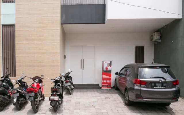 RedDoorz Syariah near Lapangan Pancasila Simpang Lima