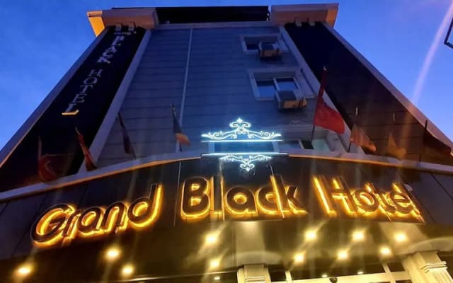Grand Black Hotel