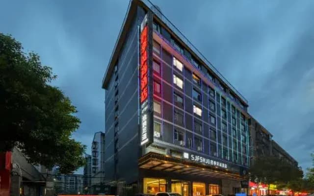 Four Seasons Fashion Hotel
