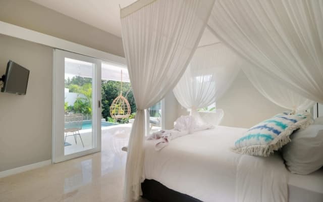 Romantic Jungle Villa, 1 BR, Ubud With Staff
