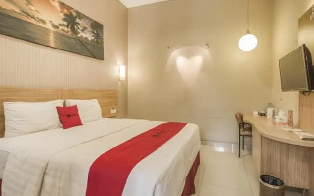 RedDoorz Syariah near Terminal 1 Juanda Airport