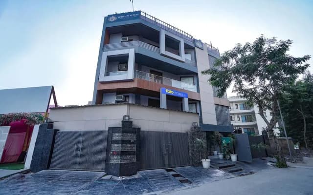 Fabhotel Noida Business Suites