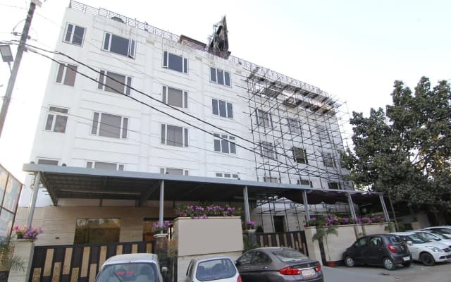 OYO 12496 Skyotel
