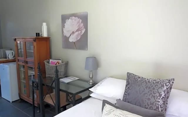 28 La Rochelle Bed & Breakfast