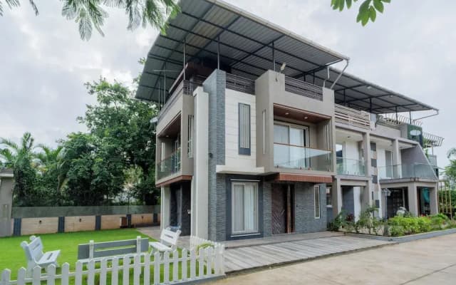 Alaya Stays 3-BHK with Pool near Khandala Hills - Imperial Serenia