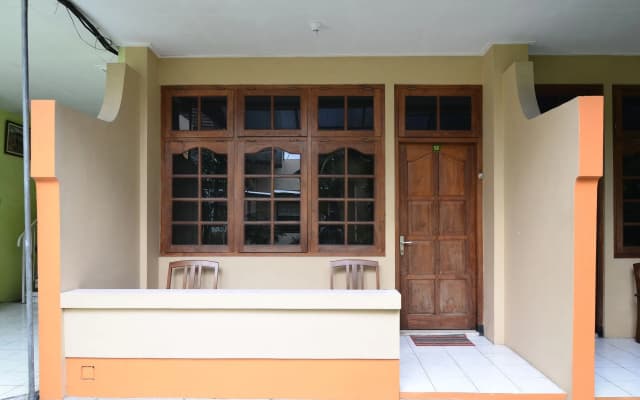 RedDoorz Plus @ Laweyan