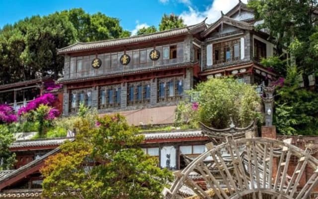 Lijiang Qianxuelou Hotel