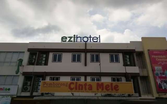 OYO 89407 EZI Hotel