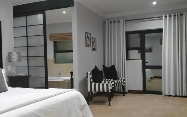 Rosebank Lodge Guesthouse by Claires