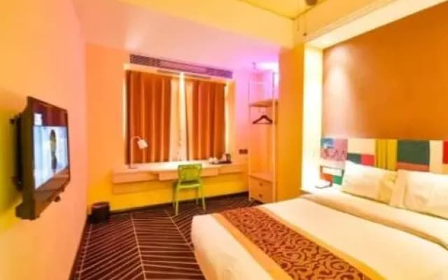 Zhanghe Hotel (Haikou Xiuying Port West Bus Station)