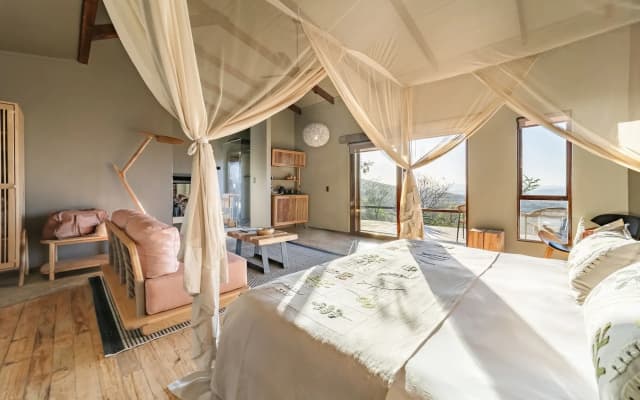 Rhino Ridge Safari Lodge