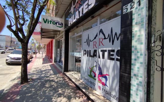 Apto 11 tipo Casa 2Q Todo Seu Não divide com ninguém Completo Ar Cond Fogão Geladeira etc Centro Praia da Costa