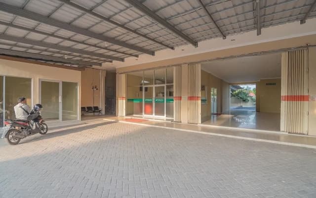 RedDoorz Plus near Syamsudin Noor Airport 3
