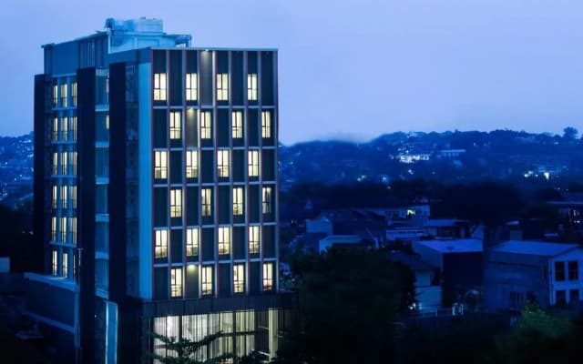 Up-Peak Hotel Simpang Lima Semarang Powered by Archipelago