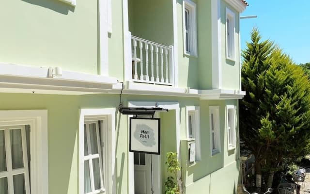 Mon Petit Hotel