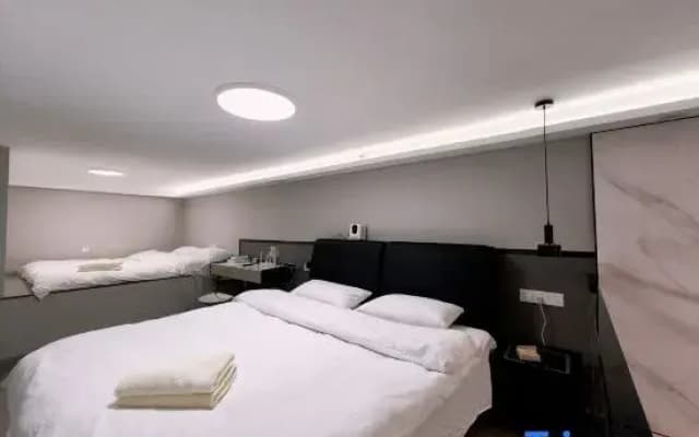 Wuhan Xilai Light Luxury Homestay (Xujiapeng Metro Station Branch)