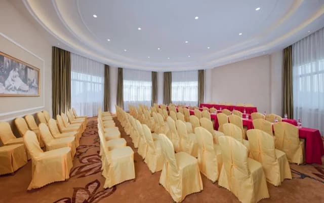 Vienna International Hotel ( Shunde Jun'anBiguiyuan Golf Club）