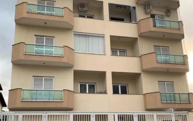 Apto c/2 quartos sendo uma suíte c/ar e 2banheiros
