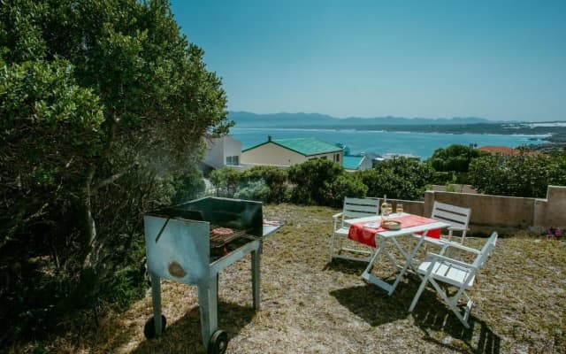 Oceanfront bungalow 3 br/2 ba, Wifi Fireplace: Guppy Huys