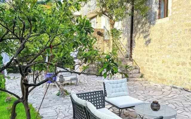 Sereni̇ta Stone House
