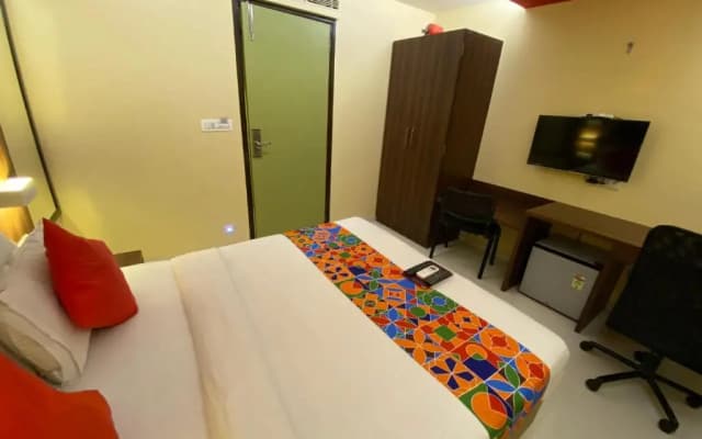 Hotel Regal International- Near Airport