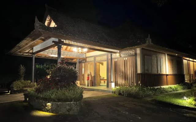 Strawberry Hill Hotel & Restaurant