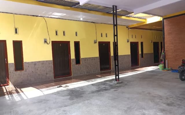 OYO Life 92920 Rumah Kost Azca