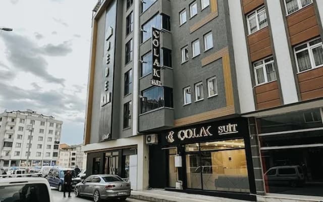 Çolak Suit
